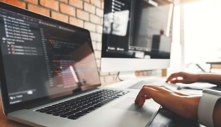 Développeur programmant un site web sur un ordinateur portable