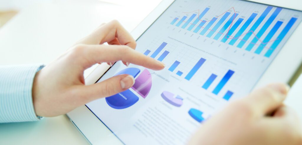 Tableau de bord de données marketing consulté sur une tablette