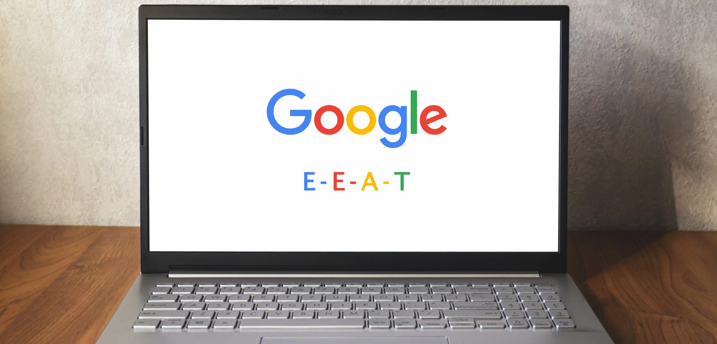 Ordinateur portable affichant le logo Google et l'acronyme E-E-A-T
