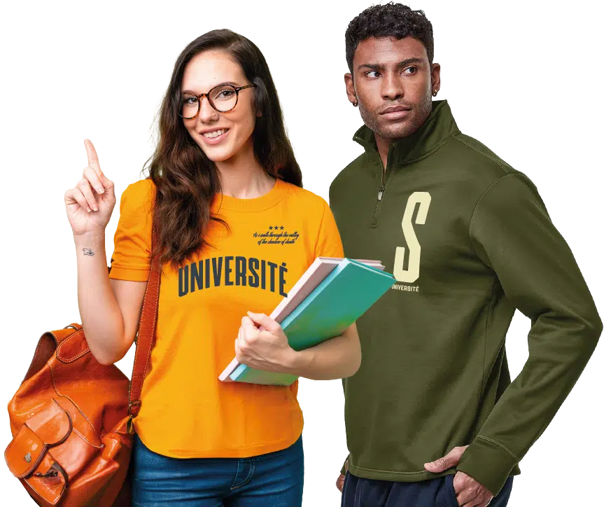 Deux étudiants portant des vêtements universitaires personnalisés