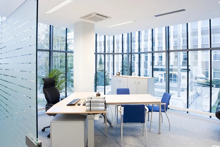 Bureau lumineux avec un poste de travail et des chaises de réunion