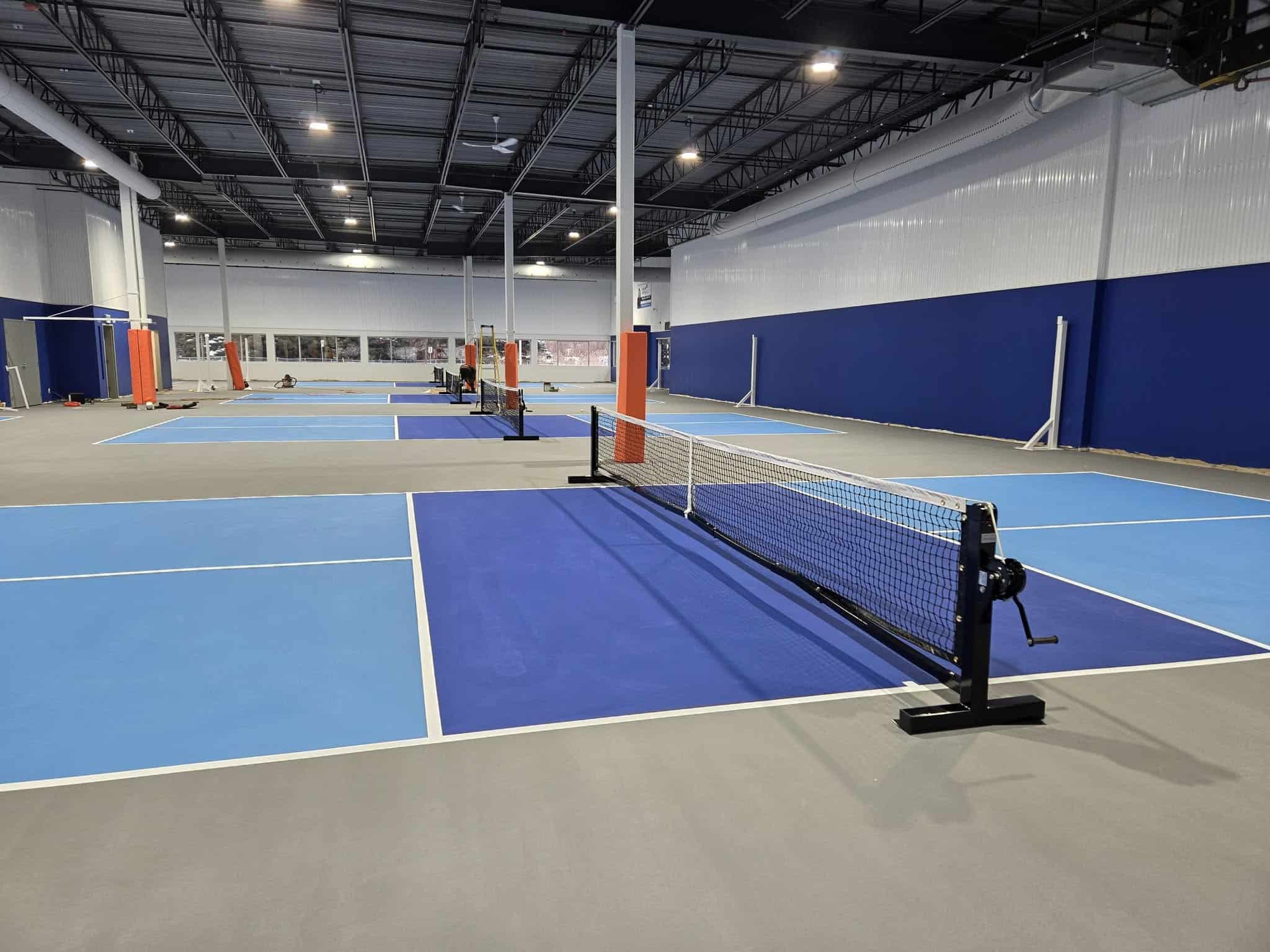 Terrains de pickleball intérieurs de Pickleball Lévis, avec leurs filets installés